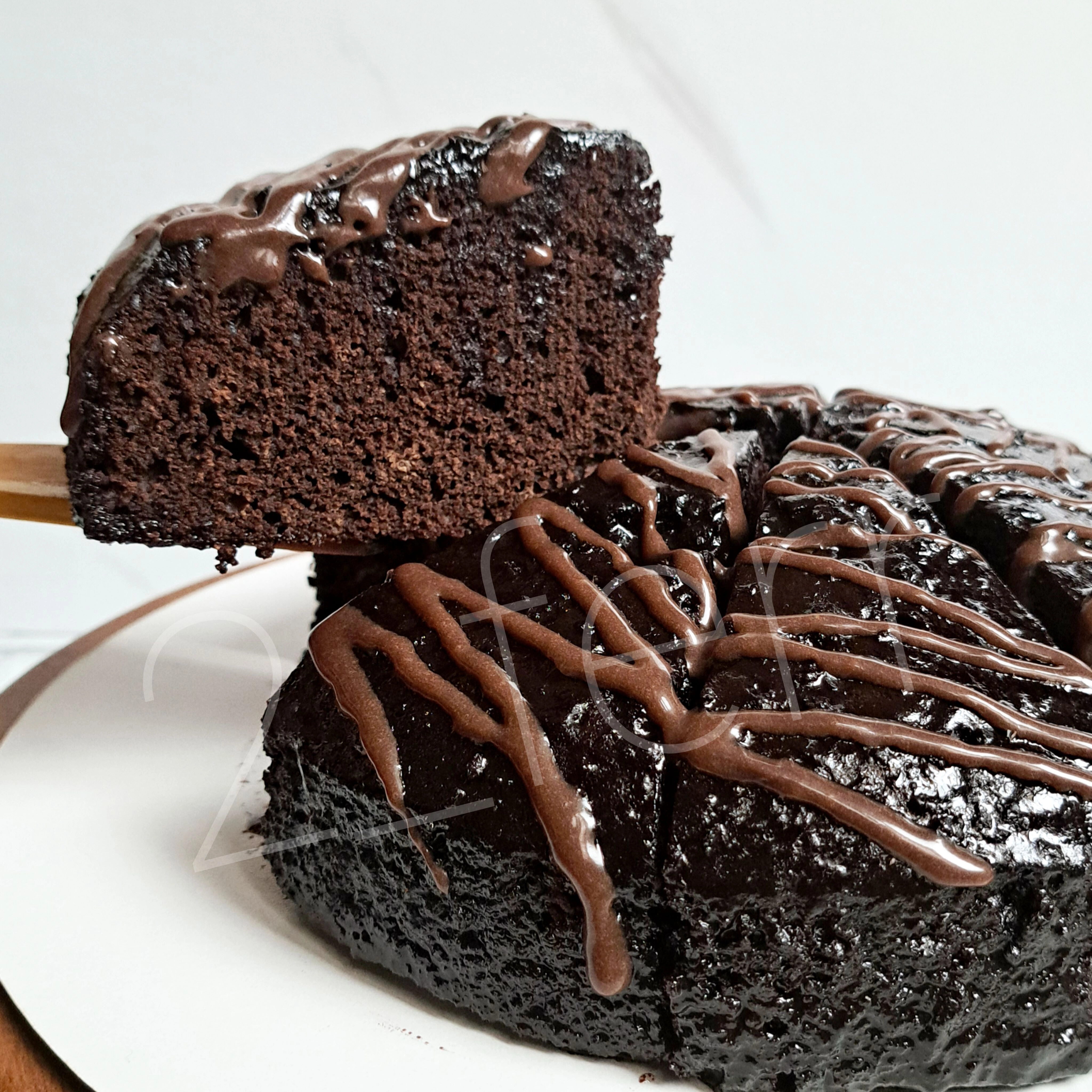 کیک شکلاتی جذاب غرق در سس شکلات